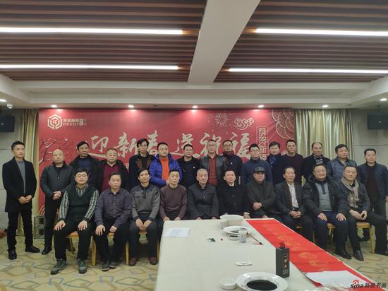 AXJp-hrpcmqv5393186.jpg