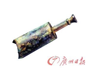 虎纹铜钲,战国、蜀,传四川省新津县出土,高39.3厘米、铣距13.5厘米,行军节鼓乐器。 虎纹铜钲,战国、蜀,传四川省新津县出土,高39.3厘米、铣距13.5厘米,行军节鼓乐器。