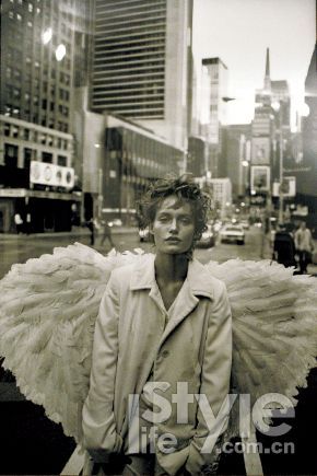 1993ΪHarper's BazaarĴƬ