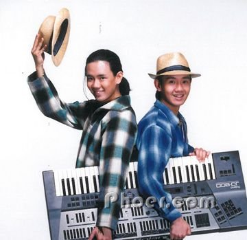 1990 年代兄弟二人作为歌手在台湾发唱片的造型